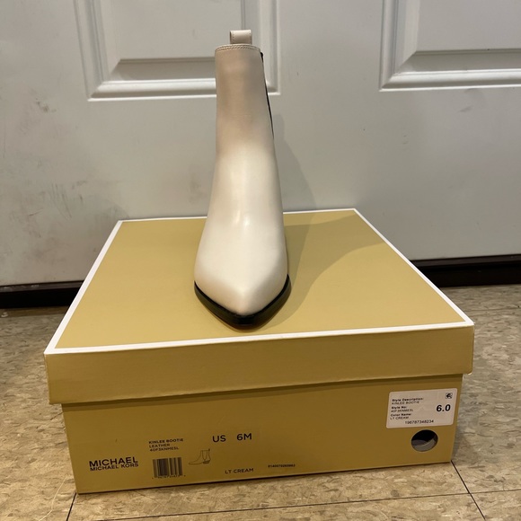 MICHAEL MICHAEL KORS
Women's Kinlee Leather Pull-On Chelsea Booties size 6 - Picture 2 of 3